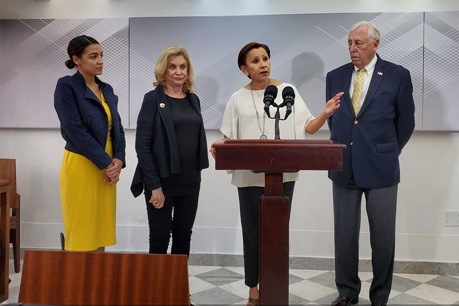 De izq a derecha, Alexandria Ocasio Cortés,Carolyn Maloney, Nydia Velázquez y Steny Hoyer. (Foto/Suministrada)