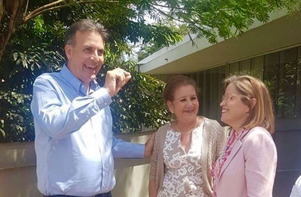 De izquierda a derecha, senador Eduardo Bhatia y las alcaldesas de Loíza y San Juan, Julia Nazario y Carmen Yulín Cruz.(Foto/Suministrada)
