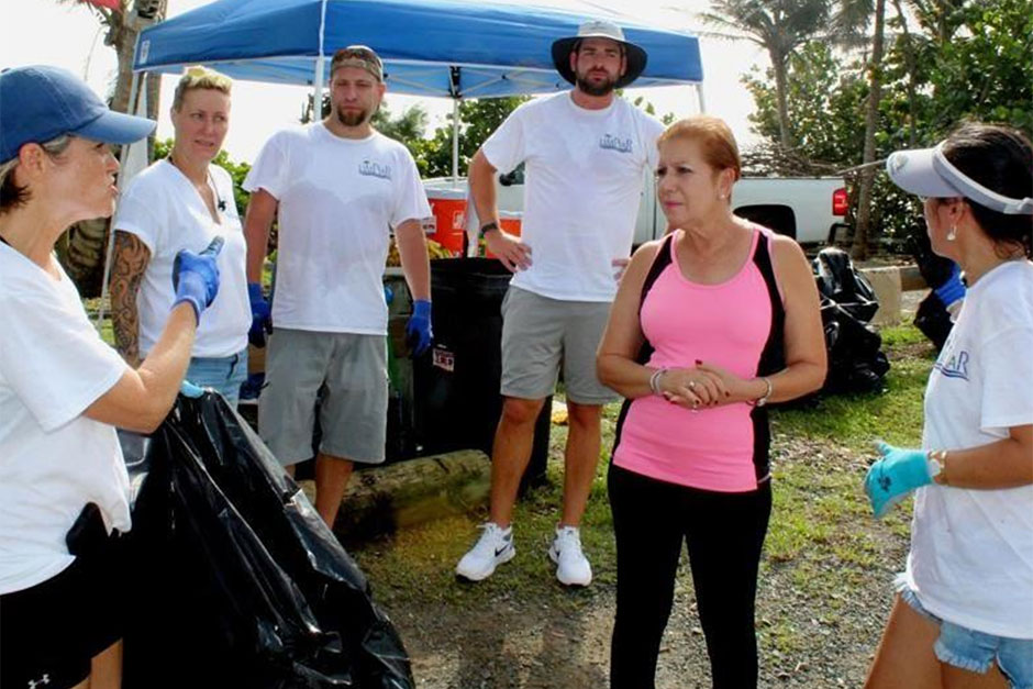 De izquierda a derecha, Jami Claypoole, Inés Ifarraguerri y varios voluntarios de LimPiaR, comparten con la alcaldesa Julia Nazario Fuentes. (Foto/Suministrada)