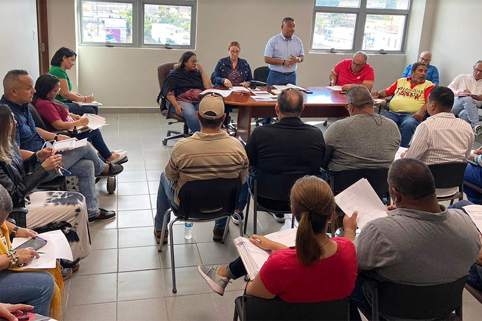 El alcalde de Humacao, Luis Raúl Sánchez se reúne con oficiales de su administración. (Foto/Suministrada) 