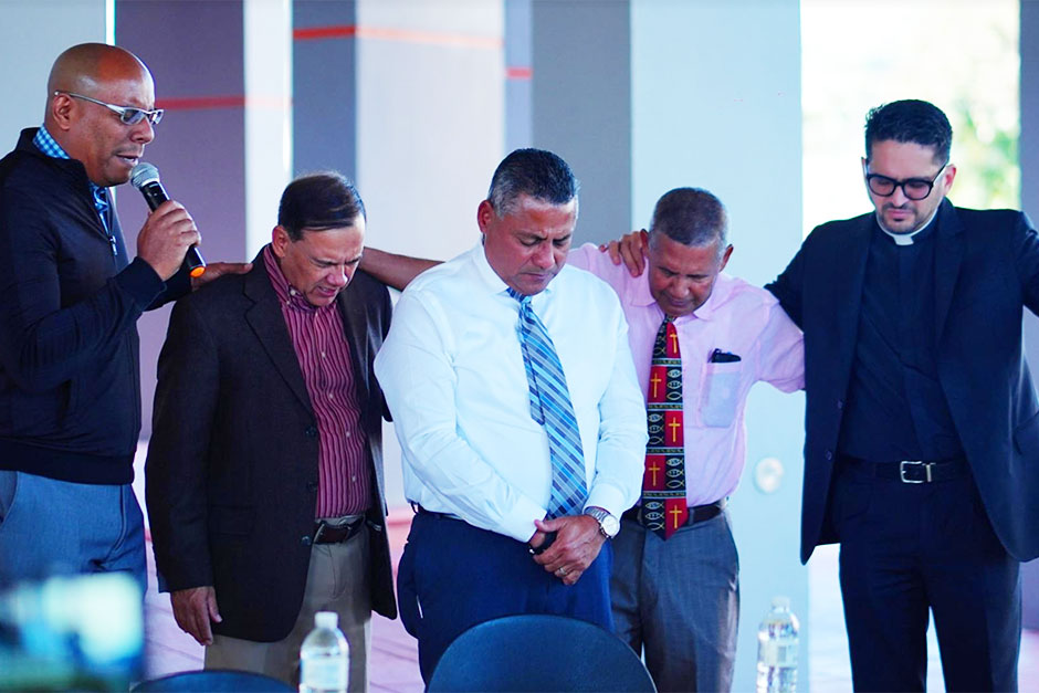 Foto: De izquierda a derecha: Los Pastores Abimael Barreiro de la Iglesia Pentecostal El Shadai del barrio Collores; el Pastor Abisaí Nieves Bernard de la Iglesia de Dios Pentecostal MI, del barrio Buena Vista; el alcalde de Humacao, Luis Raúl Sánchez Hernández; El Pastor Leoncio Marte de la Iglesia Evangélica Wesleyana de la Urb. Villa Humacao y el Párroco José Colón, de la Parroquia Nuestra Señora del Carmen en el barrio Punta Santiago.  (Foto/Suministrada)