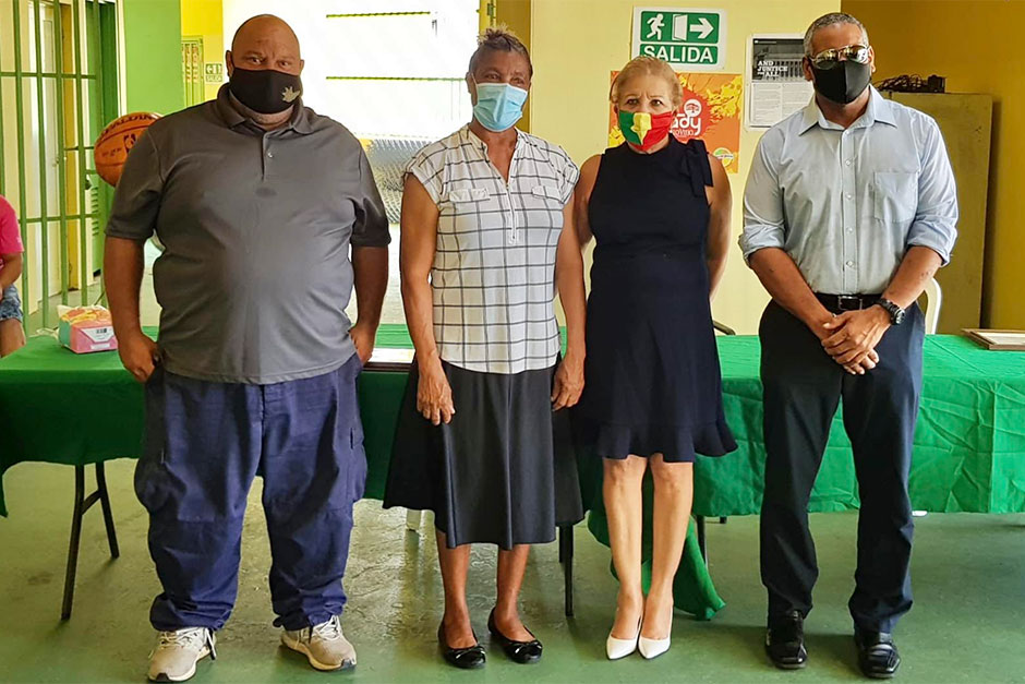 De izquierda a derecha, líder recreativo Yael Suárez, profesora Laura López, alcaldesa Julia Nazario Fuentes y el director de Recreación y Deportes Municipal, Pedro García. (Foto/Suministrada)