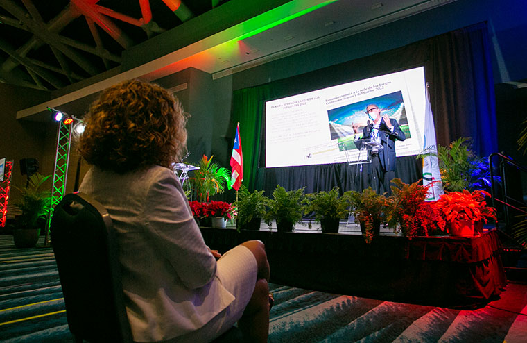 La presidenta del COPUR Sara Rosario atenta a la presentación de la Fundación Mayaguez 2010 capitaneado por Felipe Pérez. (Foto/Marcos Caballero COPUR)