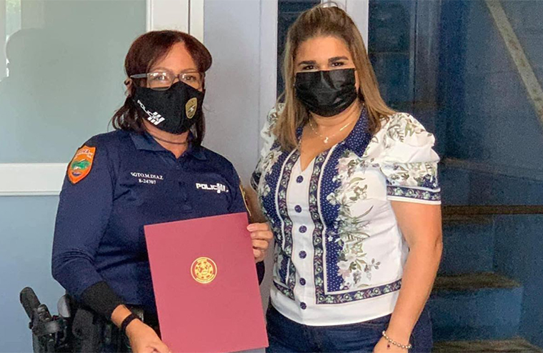 La Senadora junto a la sargento Magaly Díaz. (Foto/Suministrada) 
