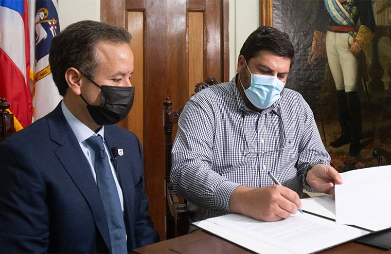 El alcalde de San Juan, Miguel Romero Lugo junto al secretario de Salud de Puerto Rico, Carlos Mellado López. (Foto/Suministrada)