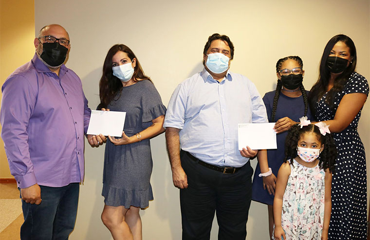 Participantes del pago de hipotecas atrasadas junto al Alcalde de Trujillo Alto. (Foto/Suministrada)