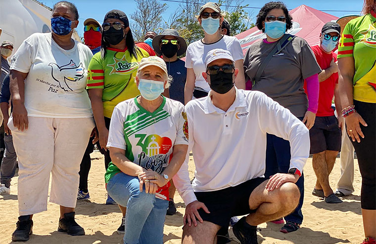 Calce: Alcaldesa Julia Nazario Fuentes y José Ordeix de Motorambar, junto a parte de los voluntarios que participaron. (Foto/Suministrada)