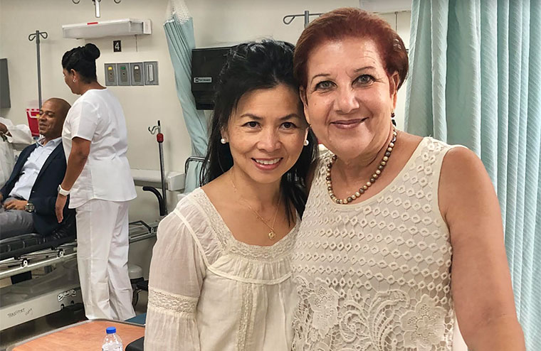 Sissi Pham, de AESARA Foundation y alcaldesa Julia Nazario Fuentes, en las instalaciones del Centro de Urgencias Médicas de Loíza. (Foto/Suministrada)