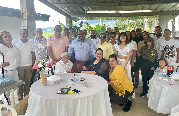 Familiares del matrimonio Priscilla y Rafael junto al alcalde de Río Grande. (Foto/Suministrada)