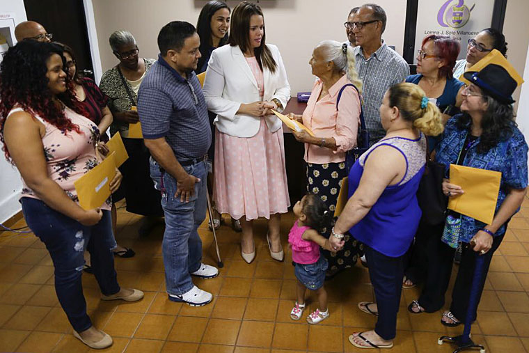 La alcaldesa Lornna Soto, entrega de ayuda rehabilitación de Viviendas. (Foto/Suministrada) 