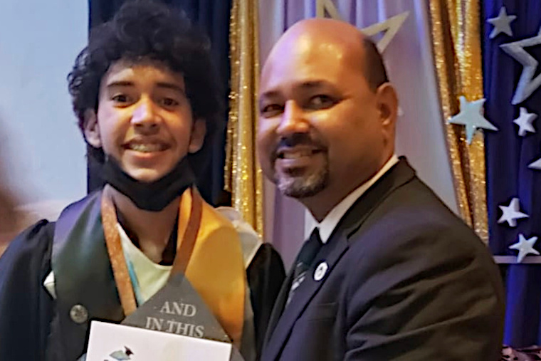 Alcalde de Río Grande, Ángel "Bori" González Damudt entrega incentivo a graduando de escuela superior. (Foto/Suministrada) 