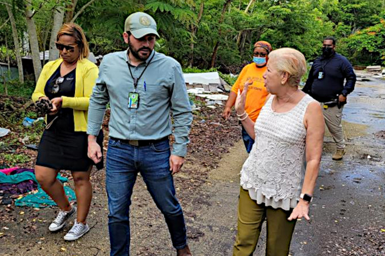 Alcaldesa Julia Nazario Fuentes con personal del Municipio y DRNA. (Foto/Suministrada) 