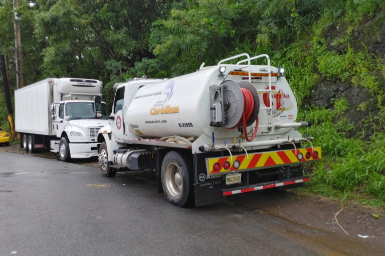 Municipio de Carolina establece oasis para suplir agua potable y destaca la policía municipal en las avenidas 