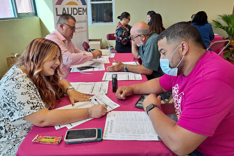 Empleados completando formulario póliza de cáncer. (Foto/Suministrada) 