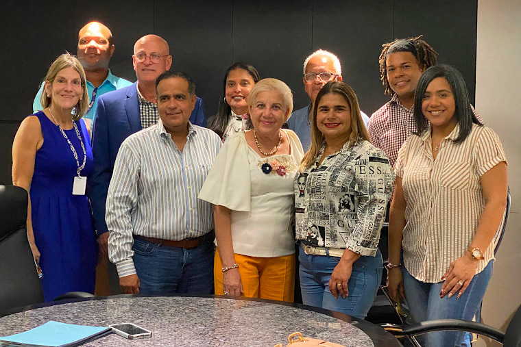 Equipo del DRD, Municipio, Senado y Cocoteros reunidos para el acuerdo. (Foto/Suministrada) 