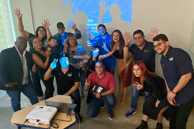 Haydill Rivera, directora del Proyecto Idea de Discovery Puerto Rico, junto a los comerciantes participantes. (Foto/Suministrada) 