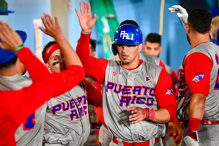 Jeffrey Domínguez celebra con sus compañeros (foto por Héctor Titito Rosa)