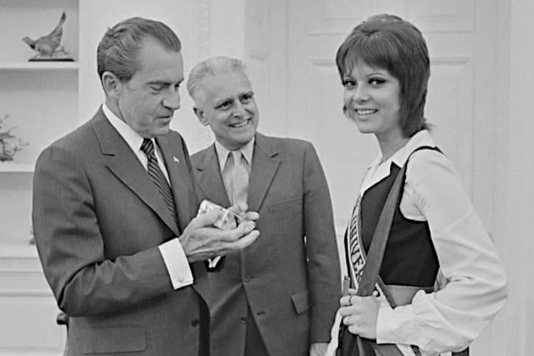 El presidente Nixon se reunió con Miss Universe Marisol Malaret Contreras en la Oficina Oval. La Sra. Malaret, quien ganó su título el 11 de julio de 1970, fue la primera concursante de Puerto Rico en ganar el certamen de Miss Universo.