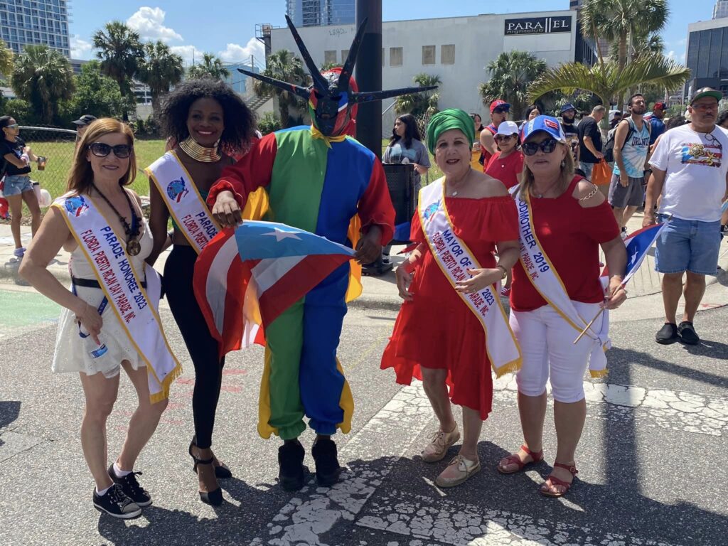 Cientos de loiceños se unen para representar su bandera en Orlando