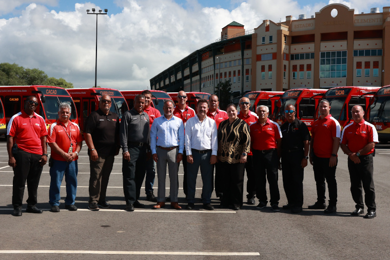 Alcalde Aponte compartió con parte del equipo de trabajo que tiene a su cargo el servicio del SITRAC. (Foto/Suministrada) 