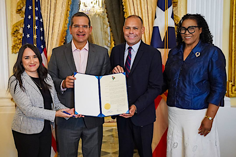 Al centro el gobernador de Puerto Rico, Pedro R. Pierluisi, y el administrador de ASSMCA, Carlos Rodríguez Mateo, acompañados de la directora  de la Comision para la Prevención del Suicidio del Departamento de Salud, Nayda Román (izquierda) y la directora de la línea PAS de ASSMCA, Monserrate Allende. (Foto/Suministrada)