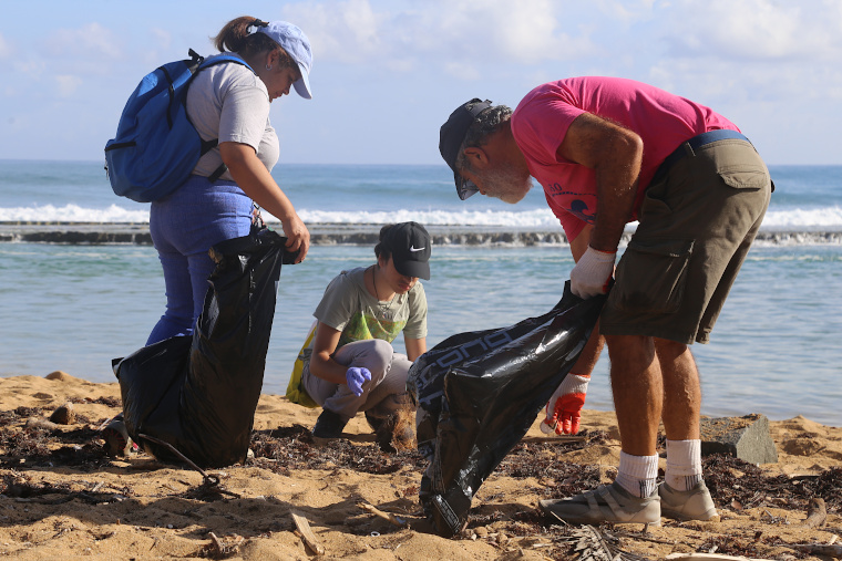 Voluntarios de la 21ma. edición de la Limpieza Internacional de Costas recolectan desechos en la playa. Datos preliminares apuntan a que más de 4,000 voluntarios removieron más de 55 mil libras de basura en 167 espacios naturales. (Foto/Suministrada)

