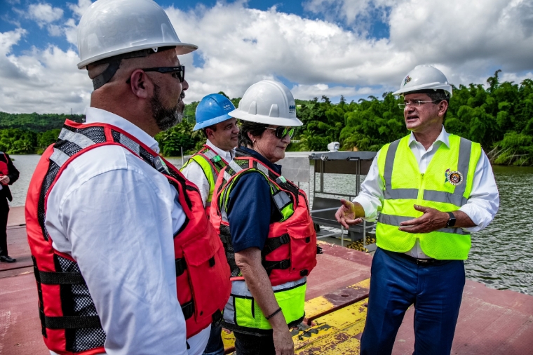 Gobernador Pierluisi supervisa proyecto de dragado en embalse Carraízo