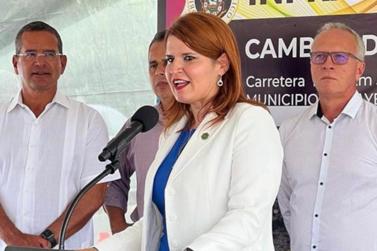 De izquierda a derecha, gobernador Pierluisi, representante Hau y alcalde de Cayey Ortiz Velázquez. (Foto/Suministrada)