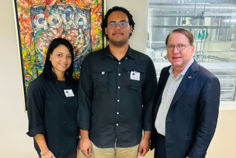 En la foto, el representante del Departamento de Educación; Ryan Uriel Villafañe, estudiante; Carlos Unanue, presidente de Goya.  (Foto/Suministrada)  