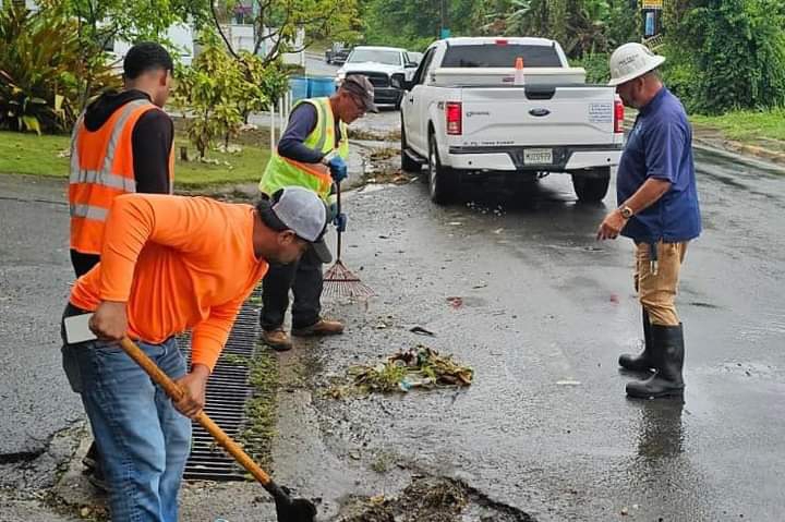 Ante incesantes lluvias, Fajardo inspecciona áreas del pueblo