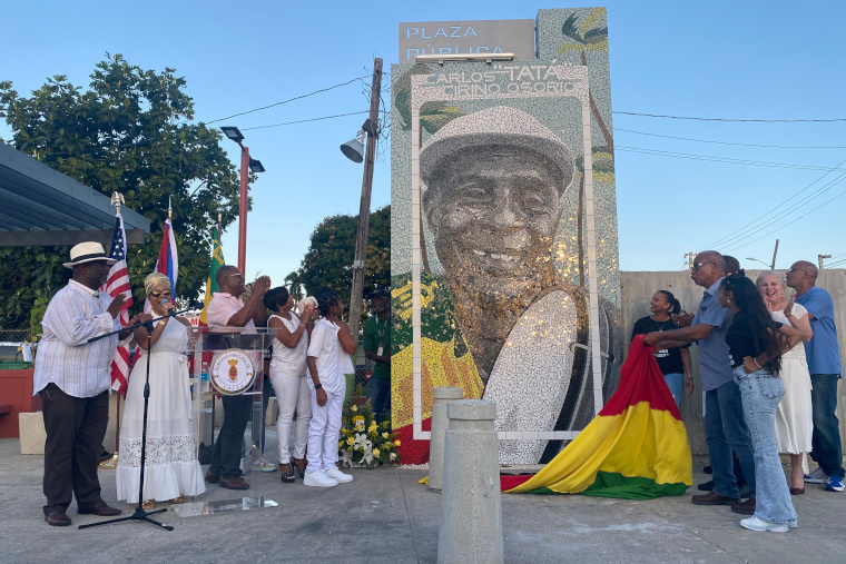  Mosaico del artista Celso González, con la imagen más conocida del músico Carlos ‘Tatá’ Cirino y sus familiares. (Foto/Suministrada)