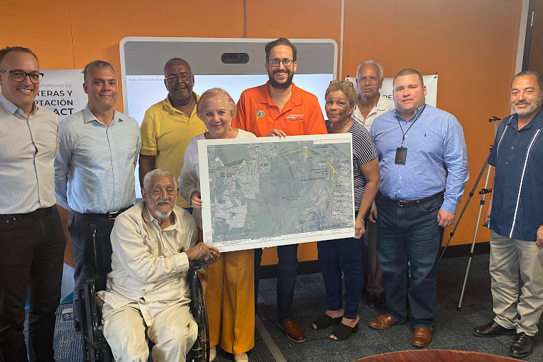 En el centro, la alcaldesa de Loíza Julia Nazario y el director ejecutivo de la Autoridad de Carreteras y Transportación (ACT), Edwin González, junto a equipo de la ACT y miembros del Comité Movimiento Comunitario Pro-Bienestar de Loíza. (Foto/Suministrada) 