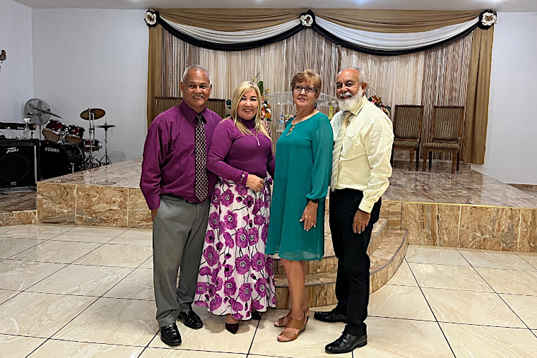 Izquierda a derecha: Pastor Ángel González, Pastora Enid González, Pastora Elisabeth Pérez y Pastor Raúl Pérez. (Foto/Suministrada) 