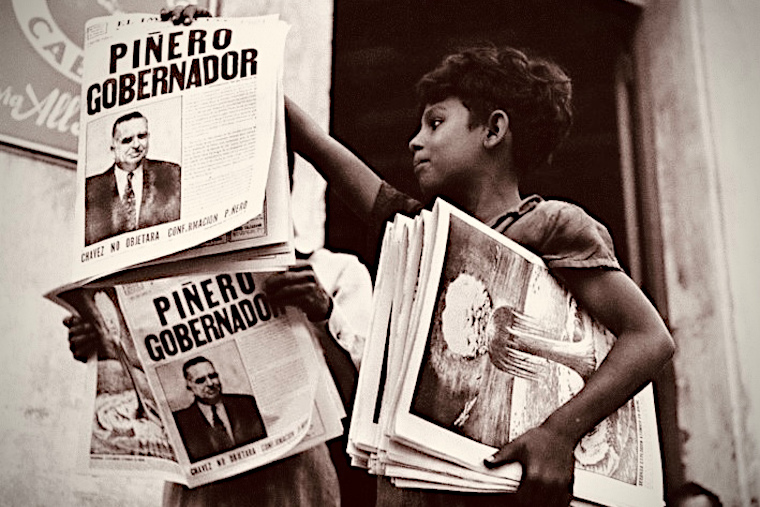 Foto histórica tomada en una calle de San Juan donde los pregoneros anunciaban la buena nueva. (Foto/Suministrada) 