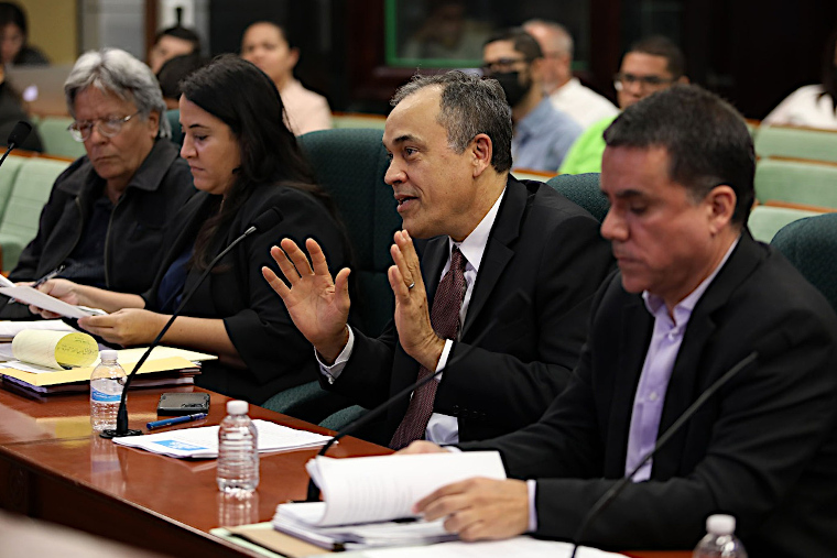 Los comisionados electorales José F. Córdova Iturregui (alterno) y Lillian Aponte
Dones (ambos del MVC), Nelson Rosario Rodríguez (PD) y Roberto Iván Aponte
Berríos (PIP) explican que quedaron excluidos de la discusión de los asuntos
administrativos de la CEE. (Foto por Tammy Olivencia | Cámara de Representantes)