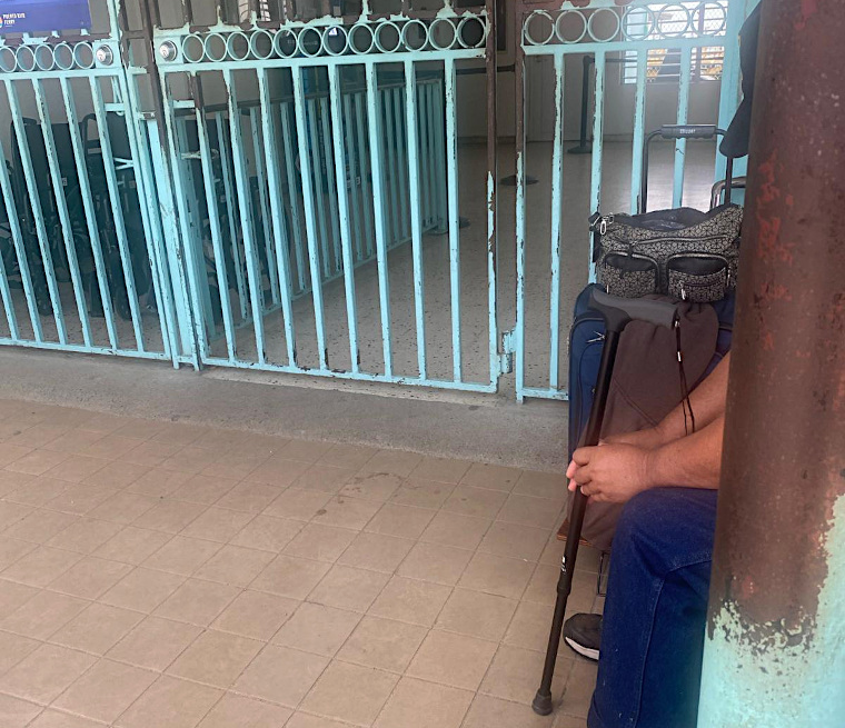 Pasajero varadp en terminal esperando transportación en lancha. (Foto/Suministrada)