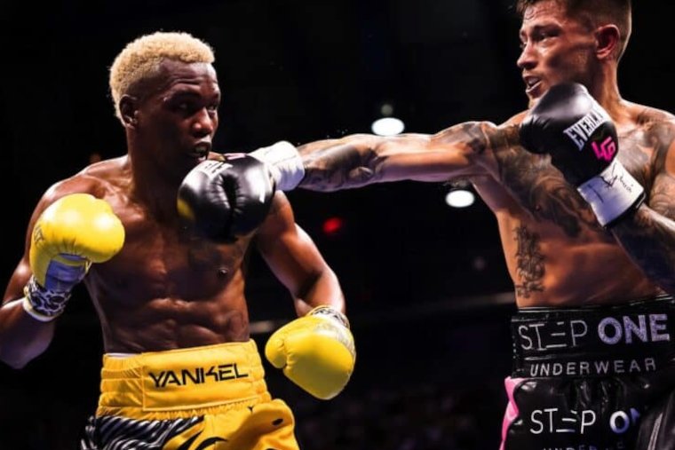 Liam Paro conecta un derechazo a la quijada en su victoria del sábado frente al fajardeño Subriel Matías. (Foto/Amanda Westcott/Matchroon Boxing)