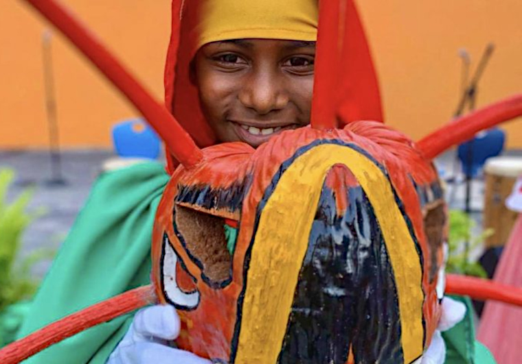 Joven loiceño preparado para fungir de vejigante en las Fiestas Tradicionales. (Foto/Suministrada)