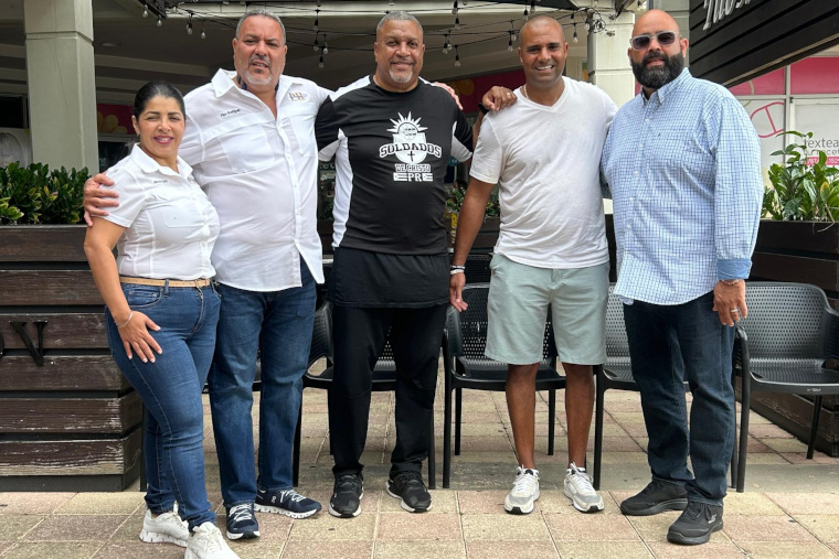 Promotores y productores junto a Kevin Cooper, capellán de los New York Knicks, y Damon Gunn, capellán de los Houston Rockets. (Foto/Suministrada) 
