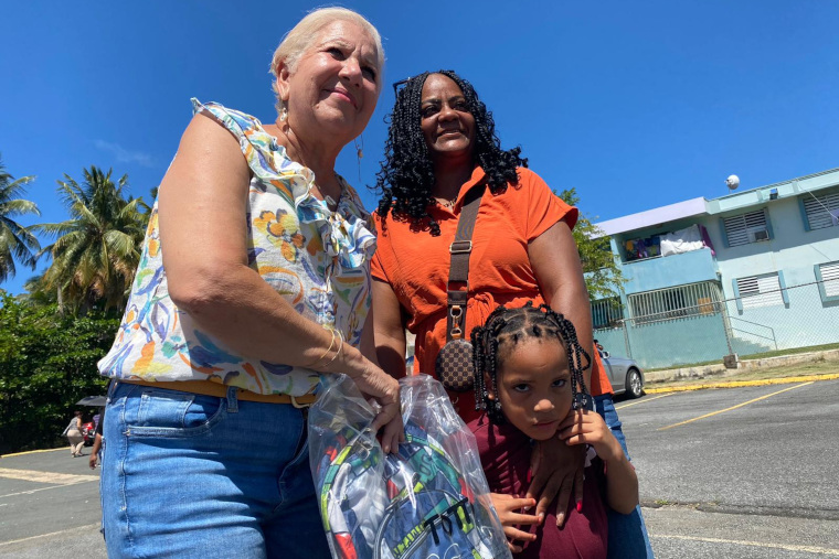 Alcaldesa Julia Nazario con abuela y nieto loiceños. (Foto/Suministrada) 